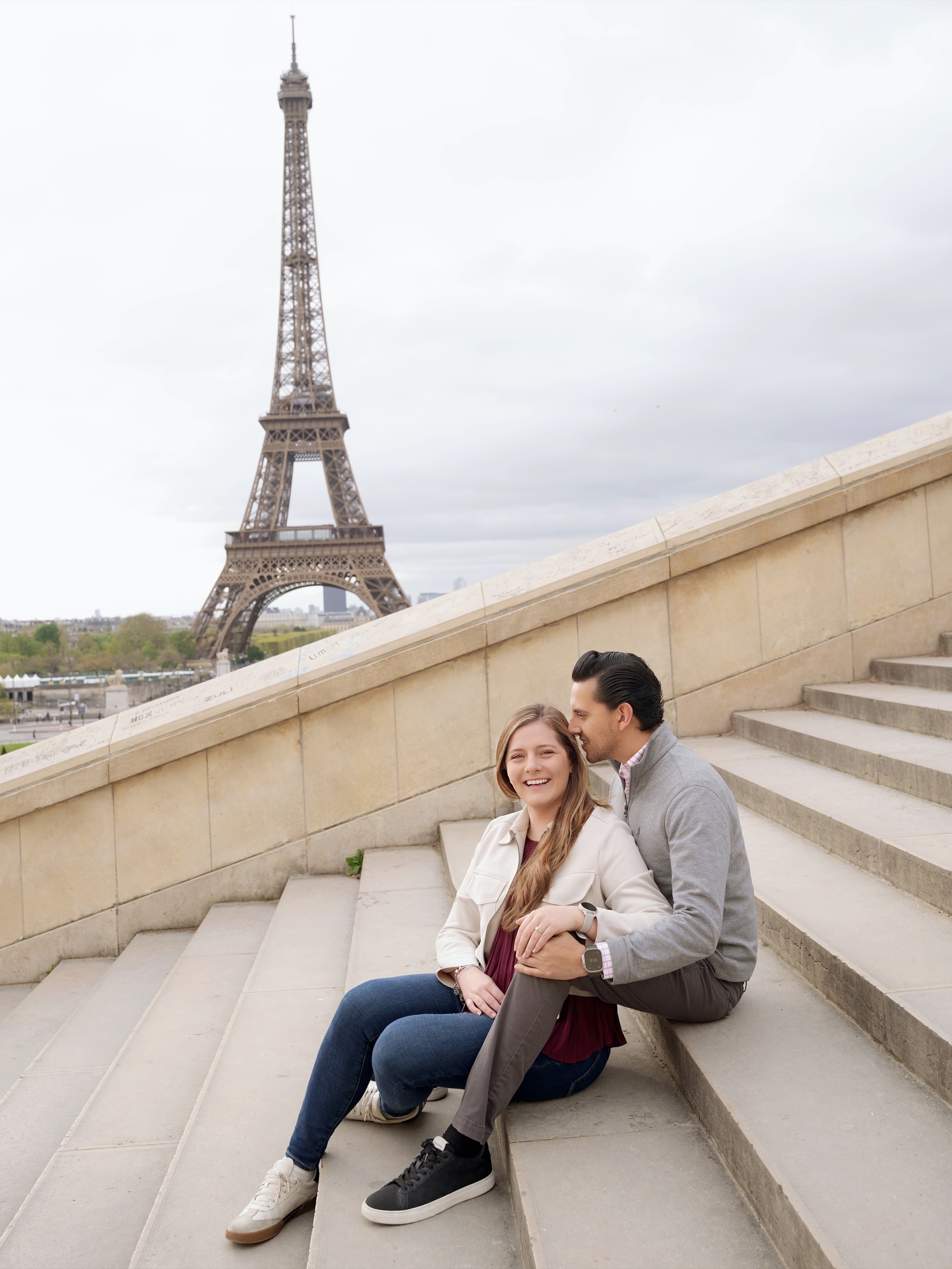 Lulú y Andrés frente a la Torre Eiffel